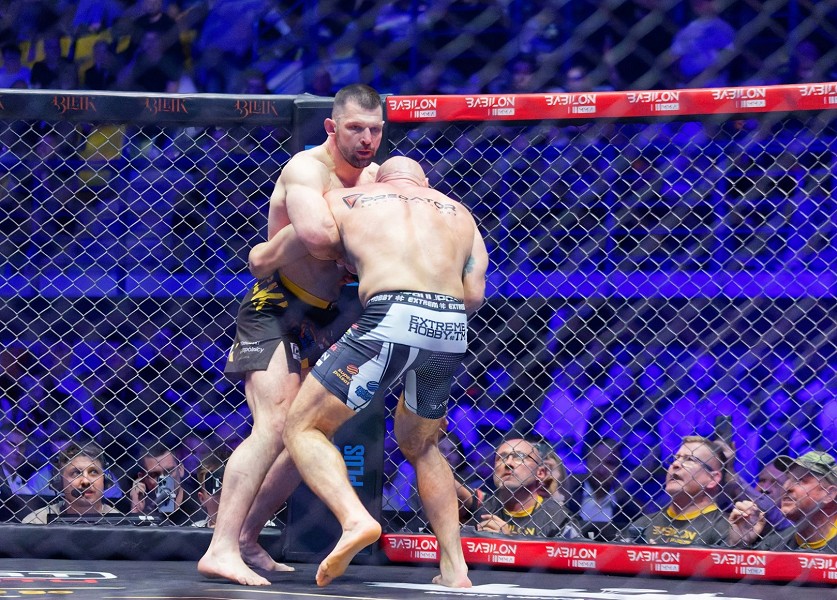 dwoje zawodników MMA walczy w oktagonie